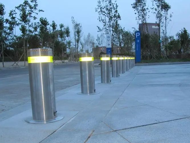 PLC control Anti Collision Electric Hydraulic Rising Bollards For Driveways 1
